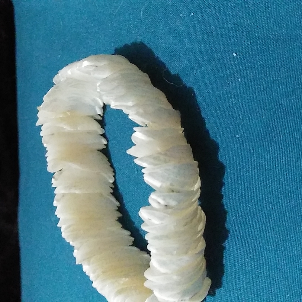 White Shell bracelet - Picture 3 of 3